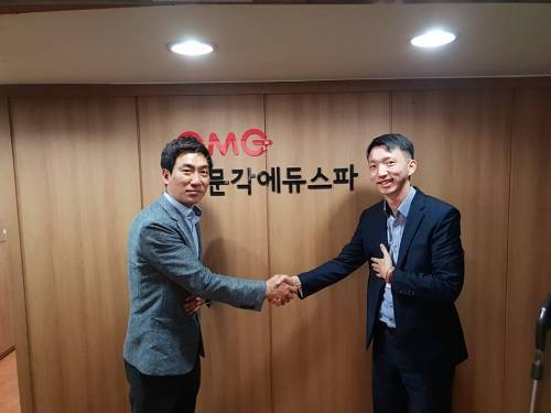 지텔프 대외협력 오영주 이사와 곽봉재 박문각그룹 콘텐츠사업부 차장이 상호 협력을 약속하며 기념촬영을 하고 있다. ⓒ 지텔프코리아