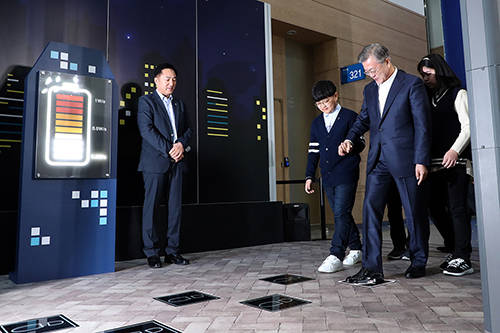 전국경제투어 6번째로 부산을 방문한 문재인 대통령이 이주은·박해진 초등학생과 함께 스마트시티 서비스를 둘러보고 있다. ⓒ 청와대