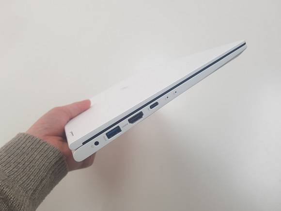 LG 그램 투인원 측면 사진. 제품 두께는 키보드와 디스플레이가 접히는 부분(두꺼운 곳)이 17.9㎜, 오른쪽 얇은 부분은 16.5㎜ 정도로 얇았다. 특히 1㎏이 살짝 넘는 무게로 들고 다니기 용이했다. ⓒ 프라임경제