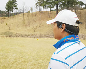 실제 애프터샥 골전도 이어폰을 착용하고 골프 운동을 직접 해 봤다. 이어폰을 빼지 않아도 캐디의 목소리를 들을 수 있어 안전하게 플레이를 즐길 수 있었다. = 김경태 기자