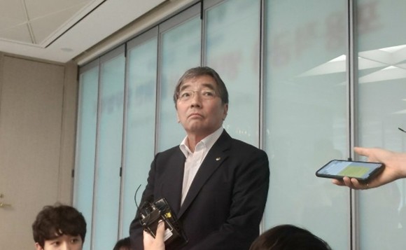 윤석헌 금융감독원장이 DLF사태와 관련한 기자들의 질문에 대해 잠시 고민을 하고 있다. = 김동운 기자