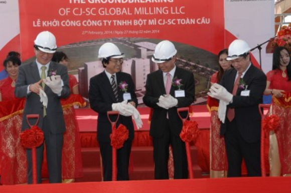 2014년 CJ제일제당과 스미토모 상사는 베트남에 합작사 'CJ-SC GLOBAL MILLING'을 설립했다. CJ제일제당 김철하 대표이사(왼쪽 첫번째), 스미토모 생활산업&미디어 대표 신이치 사사키(왼쪽 두번째), 오재혁 베트남 총영사(중앙), CJ제일제당 김진현 소재사업부문장(오른쪽). ⓒ프라임경제