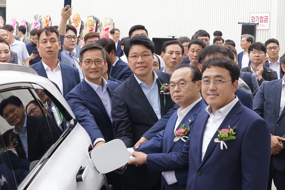 수소전기차 충전 시연 및 기념촬영을 하고 있는 모습. ⓒ 현대자동차