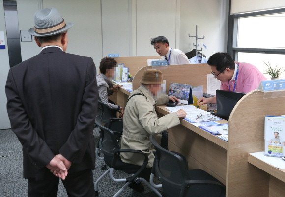 평균 수명이 늘어나고 있는 가운데, 바뀐 주택연금이 노후 준비의 대안으로 제시되고 있다. 한국주택금융공사에서 시민들이 관련 상담을 받고 있는 모습. ⓒ 연합뉴스