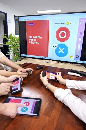 와이드브레인의 퀴즈 프로그램 '퀴집'을 시행 중인 모습. ⓒ 와이드브레인