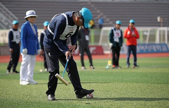 지난해 10월 15일 서울 용산구 효창운동장에서 열린 제8회 전국 노인건강 대축제에서 노인들이 게이트볼 대회에 참가해 공을 치고 있는 모습. ⓒ 연합뉴스