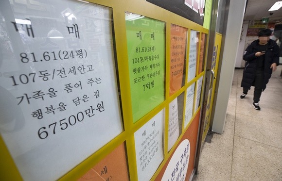 초고강도 대책으로 불리는 12·16 부동산 대책 후 약 한 달을 맞은 지난 12일 오후 서울 강동구의 한 공인중개사 사무소에 9억이하 주택 매물 정보가 붙어 있다. ⓒ 연합뉴스