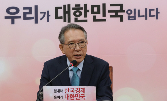 김형오 자유한국당 공천관리위원회 위원장은 17일 "한국형 국민경선제를 해야 한다"고 입장을 밝혔다. ⓒ 연합뉴스