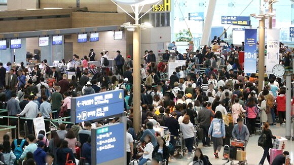 공항 수속카운터에 몰려 있는 승객들의 모습이예요. ⓒ 연합뉴스