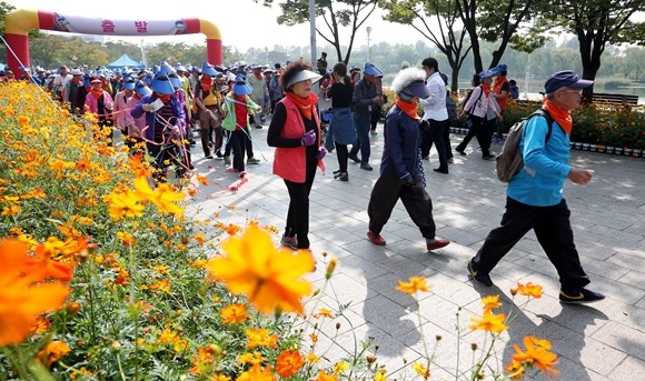 마포구 월드컵공원 내 평화의공원에서 열린 '제7회 마포 치매극복 걷기대회'에서 참가자들이 힘차게 걷고 있다. ⓒ 연합뉴스