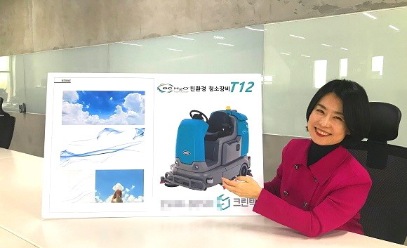 고예성 크린텍 대표가 자사의 제품을 설명하고 있다. =백승은 기자