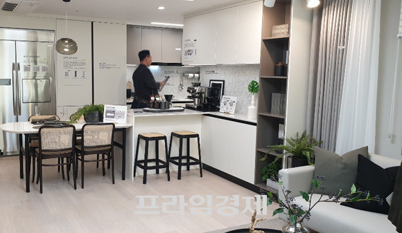 지난해 11월 분양한 '르엘 신반포 센트럴' 견본주택 내 거실 모습. '르엘 신반포'는 해당 단지와 맞닿아 있으면서, 마감재 등에서 동일한 급으로 조성돼 '르엘 신반포센트럴'이 많은 참고가 될 예정이다. = 장귀용 기자