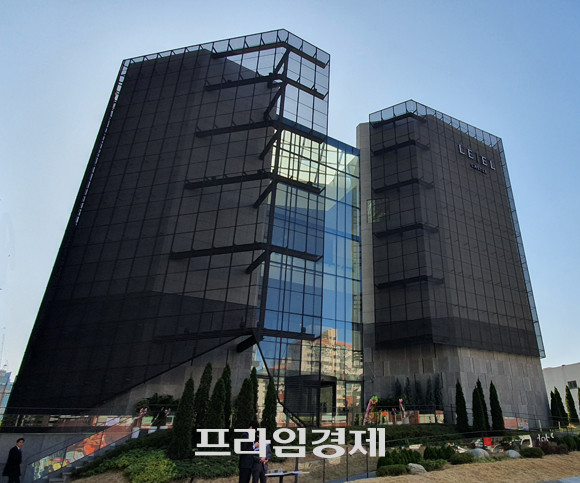 서초구 서초동에 조성된 롯데건설의 '르엘캐슬 갤러리' 전경. '르엘 신반포'는 당첨자에 한해 해당 갤러리에서 계약을 진행하고, 같은 하이엔드 브랜드 '르엘'이 적용된 '르엘 신반포 센트럴'과 '르엘 대치' 견본주택을 관람할 수 있을 예정이다. = 장귀용 기자
