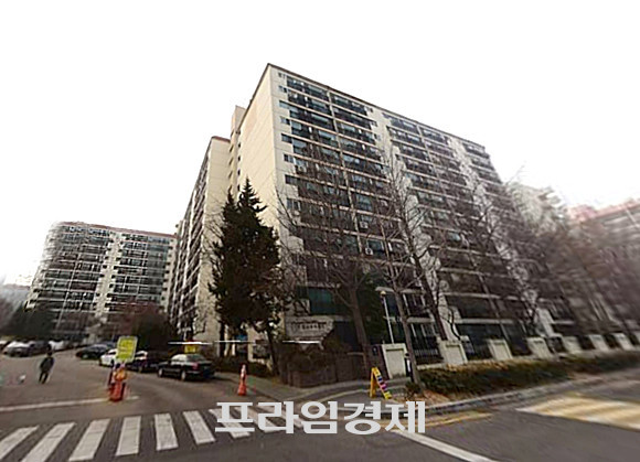 철거되기 전 신반포14차 전경. 롯데건설이 신반포14를 재건축해 공급하는 '르엘 신반포'는 27일부터 사이버견본주택 공개를 통해 청약일정에 돌입한다. = 장귀용 기자