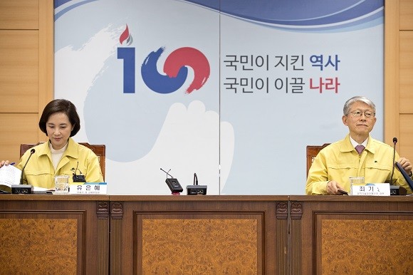 유은혜 교육부 장관(부총리)과 최기영 과학기술정보통신부 장관이 1일 오후 서울 종로구 정부서울청사에서 면담을 가지고 있다. ⓒ 과학기술정보통신부
