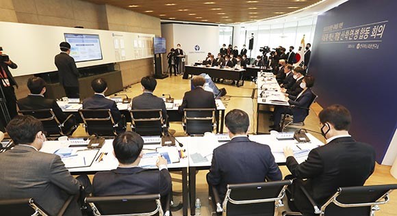 문 대통령은 여러가지 지원책을 바탕으로 중장기적으로 감염병 연구개발 투자를 확대하고, 분산돼 있는 감염병 연구조직을 연계해 효율적인 감염병 연구 체계를 갖출 계획이다. ⓒ 연합뉴스