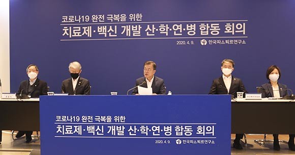 정부는 추경예산, 긴급연구자금, 예비비 등 감염병 연구개발 투자를 대폭 확대해 약물 재창출, 항체치료제, 혈장치료제 등 다양한 치료제 개발을 지원할 계획이다. ⓒ 연합뉴스