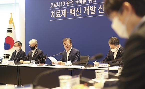 신약 개발을 위해서는 △세포실험 △동물실험 △독성 평가 △임상시험 등에 수년이 걸리기 때문에 신종 감염병 발생 기간 내에 새로운 치료제 개발이 어려운 상황임을 고려해 이미 개발됐거나 개발 중인 의약품이 코로나19 치료제로 쓰일 수 있는지 효능을 검증하는 연구를 '약물 재창출'이라 한다. ⓒ 연합뉴스