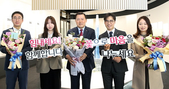 황각규 롯데지주 부회장이 화훼농가 돕기 릴레이 캠페인에 참여했다. ⓒ 롯데지주