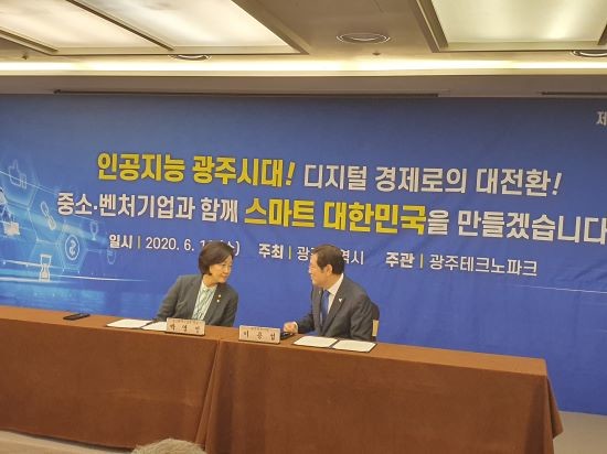 이용섭 광주광역시장과 박영선 중소벤처기업부 장관이 10일 오후 서구 라마다호텔에서 '광주광역시-중소벤처기업부 인공지능 산업생태계 조성'을 위한 업무협약을 체결하고 있다. ⓒ 프라임경제