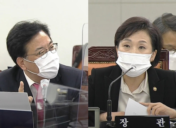 국회 국토교통위원회가 16일 세종시 정부청사에서 실시한 국토교통부·행정중심복합도시건설청·새만금개발청에 대한 국정감사에서 송언석 국민의힘 의원이 김현미 국토교통부 장관에게 한국감정원과 KB국민은행 부동산통계가 문재인 정부 들어서 큰 차이를 보이고 있는 문제를 지적하고 있다. 김현미 장관은 KB시세는 호가 중심으로 조사되기 때문이라고 답변했다. ⓒ 프라임경제