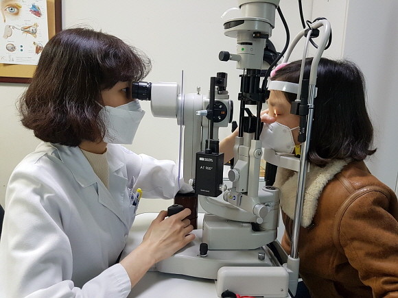 정은혜 노원을지대학교병원 안과 교수가 각막과 결막을 살펴보고 있다. © 노원을지대학교병원