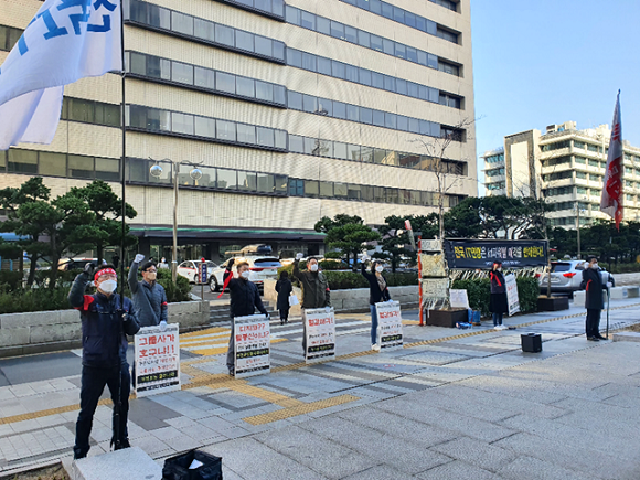 KT파워텔 노조는 광화문 KT사옥 앞에서 KT파워텔 매각 반대에 대한 집회를 이어가고 있다. ⓒ KT파워텔 노조