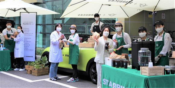 스타벅스 파트너들이 브루잉 카에서 제조된 음료를 국립경찰병원 의료진에게 전달하고 있다. ⓒ 스타벅스커피 코리아