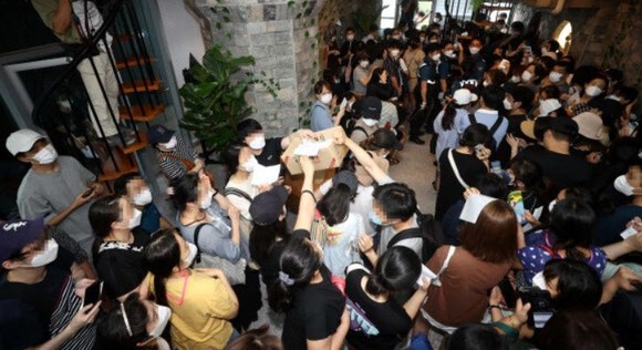 지난 13일 오후 서울 영등포구에 위치한 '머지포인트' 본사에 환불을 요구하는 가입자들이 몰려와 있다. ⓒ 연합뉴스