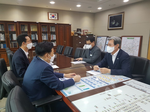 오태완 의령군수가 국도 20호선 4차로 확장사업 조기 추진을 설명하고 있다. ⓒ 의령군