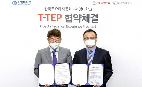 김순곤 서영대학교 부총장과 타케무라 노부유키 한국토요타자동차 사장이 T-TEP 협약식을 맺고 있다. ⓒ 한국토요타자동차