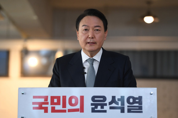 윤석열 국민의힘 대선 후보가 11일 오전 서울 성동구 할아버지공장 카페에서 '진심, 변화, 책임'이란 키워드로 국가 운영 방향에 대한 신년 기자회견을 열고 있다. ⓒ 국회사진기자단