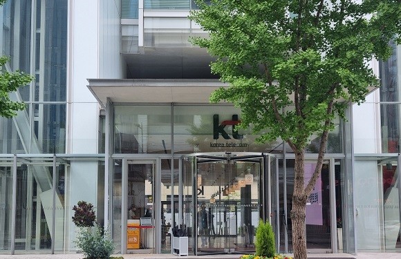 더불어사는희망연대노동조합 KT서비스지부(이하 지부)는 29일 KT광화문빌딩 앞에서 '중대재해처벌법 시행에 따른 KT서비스 안전 설문조사 결과 발표' 기자회견을 열었다. = 이인애 기자