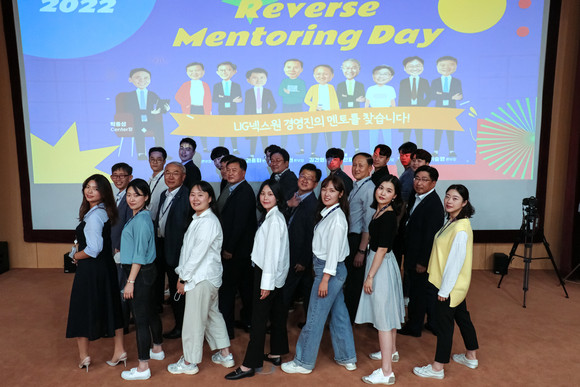 LIG넥스원 판교R&D센터에서 지난 5월 개최된 '리버스 멘토링 데이(Reverse Mentoring Day)'에 참여한 MZ세대 사원들과 주요 임원들이 기념사진을 촬영하고 있다. ⓒ LIG넥스원