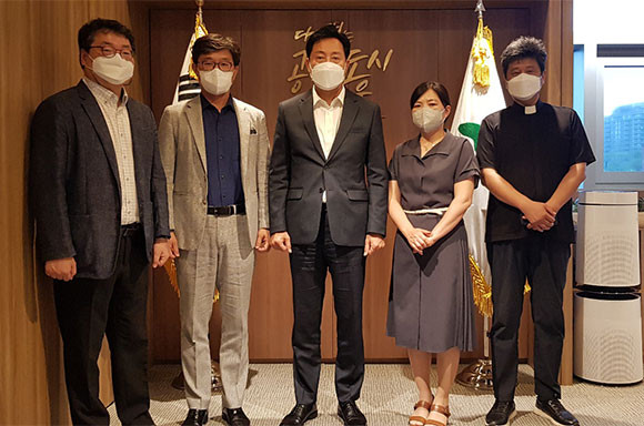 장애인거주시설이용자부모회가 27일 오세훈 서울시장과의 면담에서 서울시 탈시설 조례안 무효 입장을 전달했다. ⓒ 장애인거주시설이용자부모회 art_571729_1656317312.jpg
