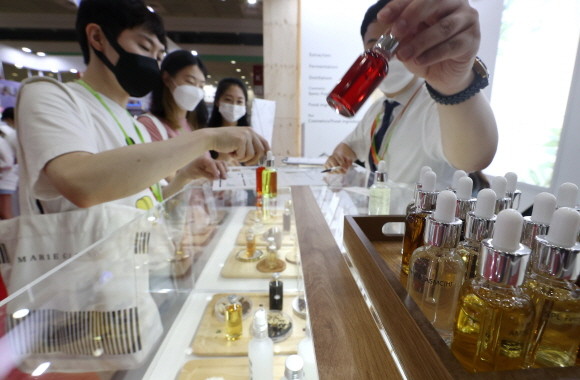 화장품업계에 따르면 대한화장품협회는 식약처와 기능성·유기농 화장품 규정을 완화하는 내용의 법안 개정을 추진 중인 것으로 알려졌다. 사진은 기사와 무관함. © 연합뉴스