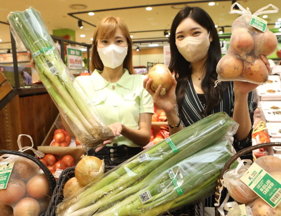 롯데마트가 22년 광복절을 맞아 국산 품종으로 키워낸 양파와 대파를 출시한다. © 롯데마트