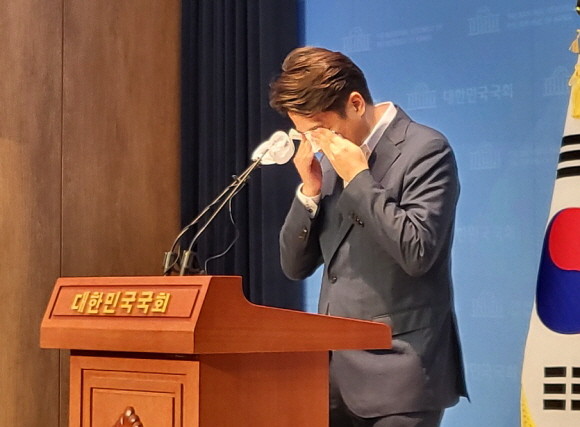 이준석 국민의힘 대표는 13일 기자회견 도중 눈물을 흘렸다. = 박성현 기자