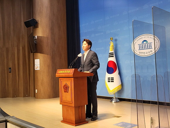 이준석 국민의힘 대표는 13일 국회 소통관에서 국민의힘 비상대책위원회 체제 전환, 윤리위원회 징계 등에 대한 견해를 밝혔다. = 박성현 기자