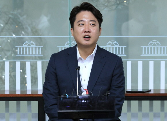 이준석 국민의힘 대표는 기자회견을 마친 후 국회 소통관 뒤쪽에서 기자들의 질의를 받았다. ⓒ 연합뉴스