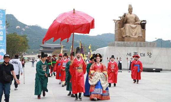 28일 서울 광화문에서 열린 세종대왕 어가행차 퍼레이드 모습. ⓒ 청주시