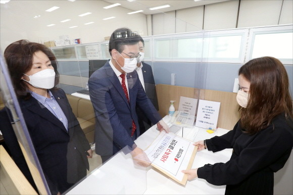 국민의힘 측은 박진 외교부장관 해임건의안에 김진표 국회의장 사퇴 촉구 결의안을 제출했다. ⓒ 연합뉴스