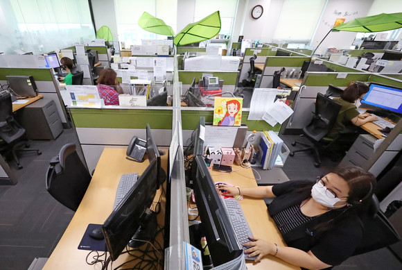 콜센터 운영업계의 '상담사 확보' 전쟁이 가속화되면서 출구전략을 고심하고 있는 기업이 늘고 있다. 상담사 장기근속이 곧 사업 평가와 성과로도 이어지면서 구직자들을 필요로 하는 업체들의 전략 역시 진화하고 있다. ⓒ 연합뉴스