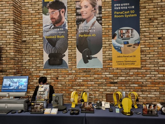 제이버는 Jabra 한국수입총판으로써 콜센터 및 오피스에서 사용하는 유·무선 헤드셋, 화상회의용 스피커 및 AI카메라 등의 Audio·Video 솔루션을 수입 및 판매하고 있다. ⓒ 제이버