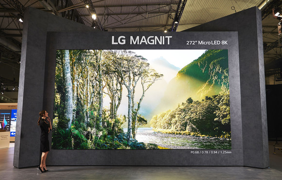 LG전자 모델이 8K 해상도의 272형 마이크로 LED 사이니지 'LG 매그니트(MAGNIT)'로 자연의 아름다움과 신비함을 담은 영상을 생생하게 감상하고 있다. ⓒ LG전자