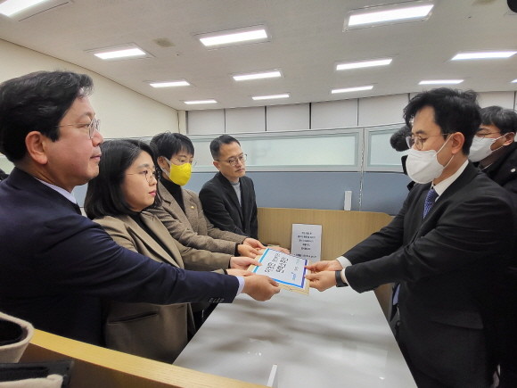 야 3당은 6일 이상민 행정안전부장관 탄핵소추안을 국회 의안과에 제출했다. = 박성현 기자