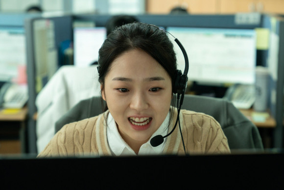 콜센터 실습생 소희는 그 누구보다 밝게 고객 상담을 이어나갔다. 하지만 시간이 지날수록 욕설, 성희롱 등 악성민원에 시달리며 표정이 점점 어두워진다. ⓒ 트윈플러스파트너스·키이스트