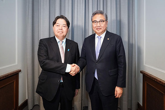박진 외교부장관과 하야시 요시마사 일본외무상이 18일(현지시각) 한일 외교장관회담을 진행했다. ⓒ 연합뉴스