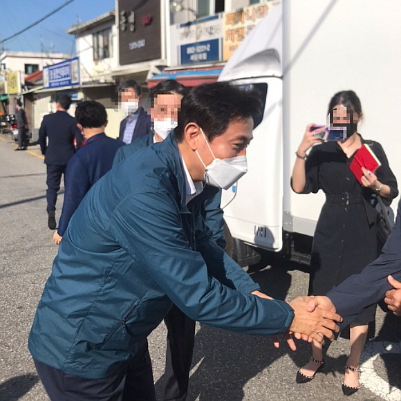 오세훈 서울시장이 2021년 신통기획 사업지 '신림1구역'을 방문해 주민들과 인사를 나눴다. ⓒ 프라임경제