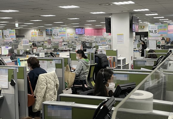 서울의 한 콜센터에서 상담사들이 마스크를 착용한 채 상담을 진행하고 있다. = 김이래 기자